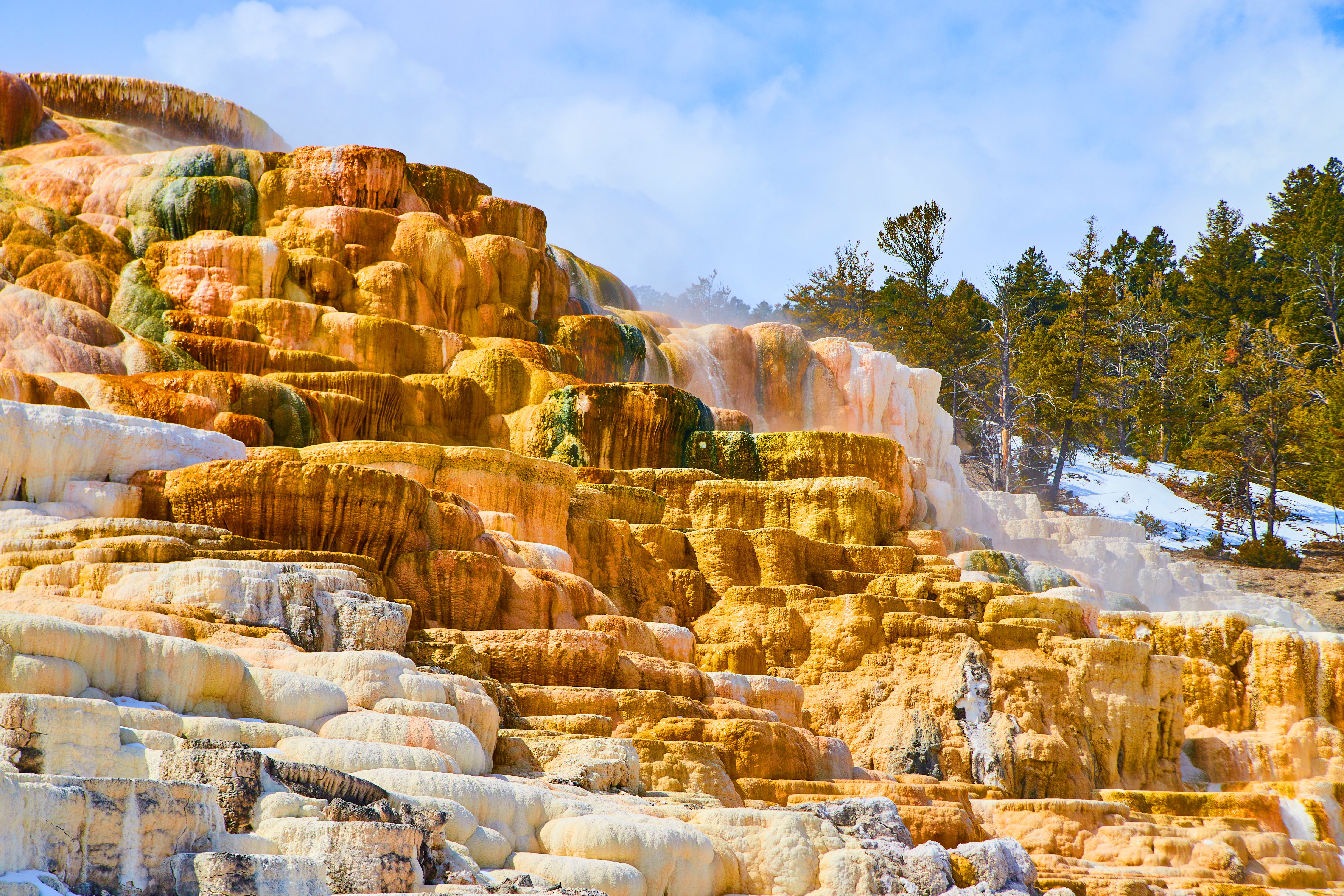 Devils-Thumb_hotspring_Yellowstone-National-Park_istock