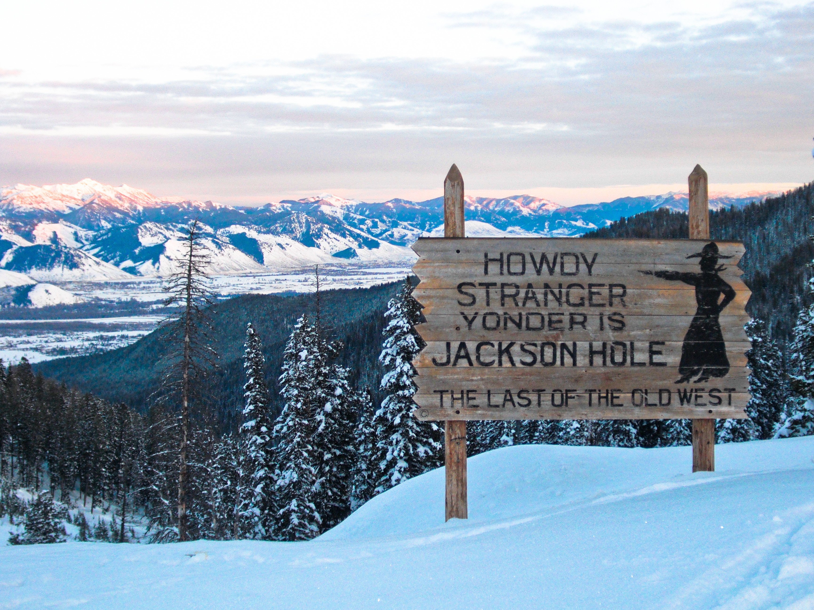 Jackson-Hole_sign_mountain_snow_istock